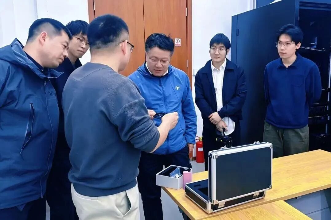 产学研协同!鸿石智能携手清华大学攻坚MicroLED光学核心难题 产学研协同!鸿石智能携手清华大学攻坚MicroLED光学核心难题